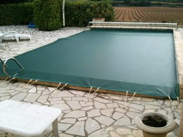 20131212 couverture piscine avec filet d'hiver sur-mesure en PVC précontraint Ferrari-332 vert et rail-alu (2)