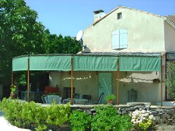 20100619 Pergola en toile sur-mesure en arrondis sur terrasse avec pare-soleil (3)