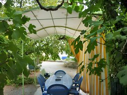 20120614 Pergola en toile autoportée sur-mesure précontraint Ferrari 502 avec rideaux 2