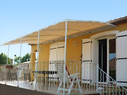 20170801 Pergola en toile adossée sur mesure PVC précontraint Ferrari 502 coloris beige sable (2)