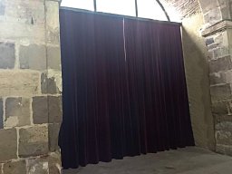 20190000 Rideau d'intérieur - Confection &amp; pose de rideaux d'intérieur en velour pour entrée d'église (1)
