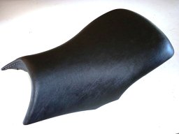 20090708 Sellerie moto - Après la réfection d'une selle de moto en cuir noir (P1010124)