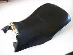 20090708 Sellerie moto - Avant la réfection d'une selle de moto en cuir noir (P1010126)