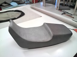 20130621 Sellerie moto - Réfection d'une selle de moto en cuir gris souris (1)