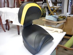 20130621 Sellerie moto - Réfection et personnalisation d'une selle de quad en cuir noir &amp; filet jaune (P1020620)