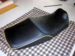 20170904 Sellerie moto - Réfection d'une selle de moto en cuir noir et filet jaune (07)