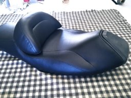 20230720 Sellerie moto - Après réfection d'une selle en cuir noir (IMG_155456)