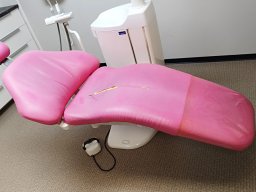 20241108 Sellerie médicale - Avant la réfection d'une table d'auscultation dentaire à Puisserguier