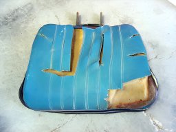 20100609 Sellerie auto - Réfection de l'assise d'un siège de tracteur 4 avant (DSC01562)