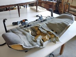 20100619 Sellerie auto - Réfection de l'assise d'une banquette AR de 4x4 avant 1 (P1010341)