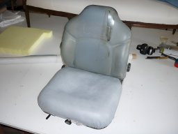 20100619 Sellerie auto - Réfection de l'assise d'un siège de tracteur 2 (après)