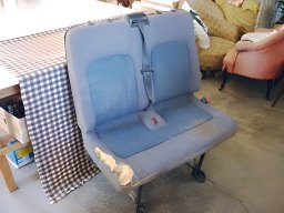 20100920 Sellerie auto - Avant réfection de l'assise d'une banquette de car