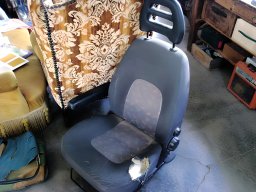 20120614 Sellerie auto - Avant réfection de l'assise d'un siège utilitaire (8)