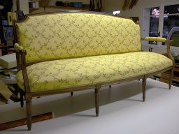 20090923 Tapisserie d'ameublement - Réfection d'un canapé Louis XVI en tissu motif doré