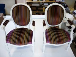 20100331 Tapisserie d'ameublement - Réfection d'une paire de fauteuils cabriolet en tissu velour motif à bandes (Fauteuils_20)
