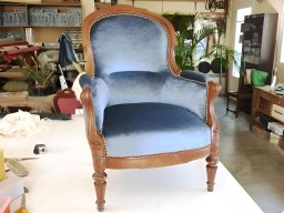 20110528 Tapisserie d'ameublement - Réfection d'un siège bergèré en tissu velour bleu royal (Fauteuil_19)