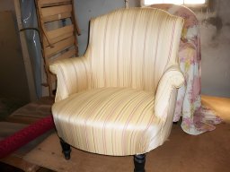 20110611 Tapisserie d'ameublement - Réfection d'un fauteuil crapeau en tissu motif à bandes d'or (Fauteuil_crapaud_1)