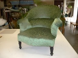 20120606 Tapisserie d'ameublement - Réfection d'un fauteuil crapeau en tissu velour verts à motif d'or (Fauteuil_crapaud_3) (3)