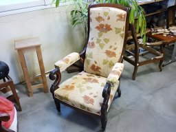 20121029 Tapisserie d'ameublement - Réfection d'un fauteuil Voltaire en tissu motif floral (Fauteuil_Voltaire_1)