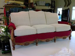 20140430 Tapisserie d'ameublement - Rénovation d'un canapé en tissu blanc nacré &amp; velour rouge
