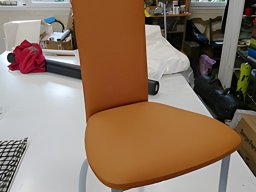 20200515 Tapisserie d'ameublement - Réfection d'une chaise moderne en alu simili cuir coloris sienne (Chaise_conteporaine)