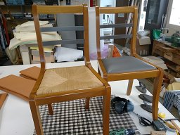 20200515 Tapisserie d'ameublment - Réfection d'une paire de chaises enduit verni tissu cuir gris (Chaises-tissu_enduit)