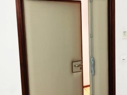 20230209 Tapisserie d'ameublement - Réfection d'un encadrement de porte capitonée (IMG_192057)