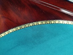 20231024 Tapisserie d'ameublement - Réfection d'une table à jeux mouchoir pliable marquétée en cuir (IMG_104210)