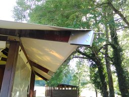 20150624 Bâche de protection - Confection d'un toit de bungalow en toile quadrangulaire symétrique précontraint Ferrari sur poutres renforcées en plaques U inox (1)