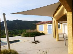 20190420 Voile d'ombrage triangulaire Serge Ferrari Soltis Perfom 92 avec poteau 1